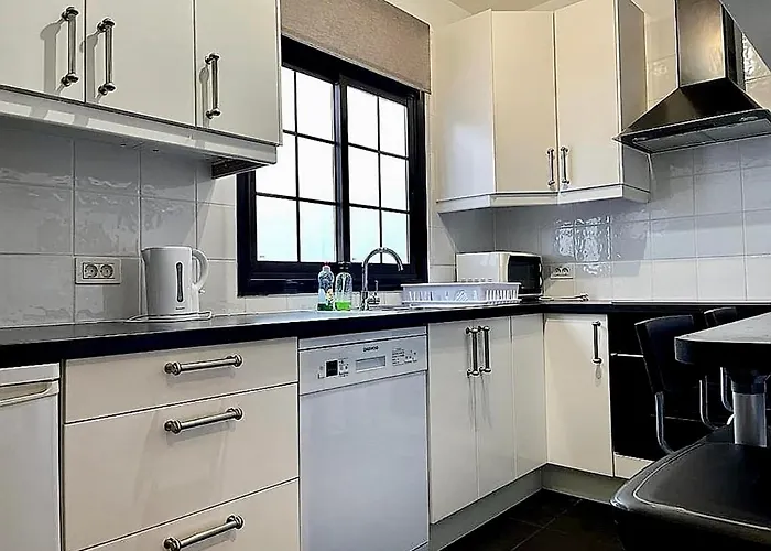 Cozy 2-bedroom Near - Gigantes