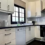 Cozy 2-bedroom Near - Gigantes